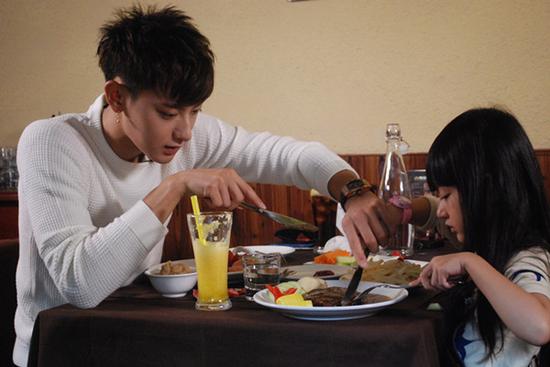 闪爸黄子韬为照顾女儿缺席黄晓明婚礼