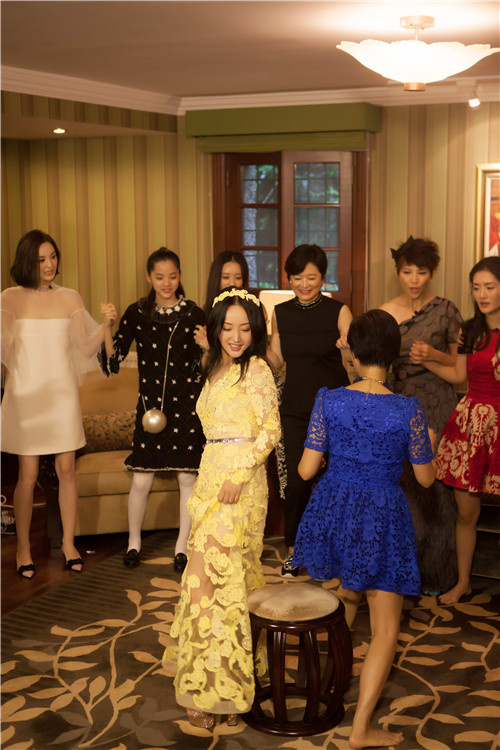 《偶像》赤脚抢凳子 杨钰莹逆袭变肌肉女