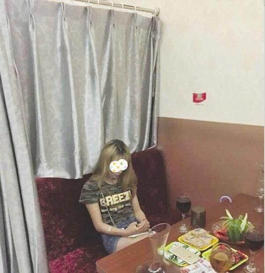 女酒托现场落网.假冒的红酒卖价数百到数千元