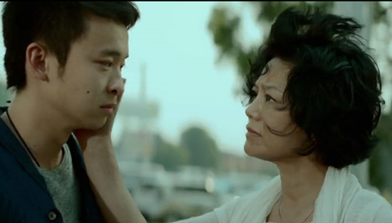 董子健与张艾嘉忘年吻 眼神孤独感迷人