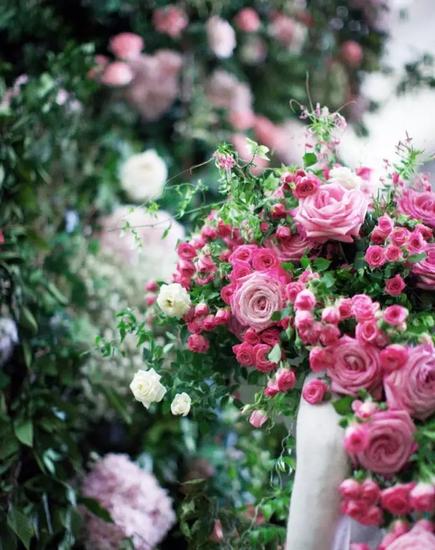 而婚礼用的主要鲜花玫瑰,则来自全世界各地.