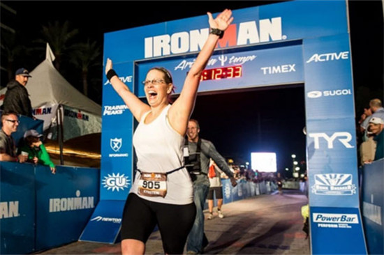 女议员Kyrsten Sinema参赛旧照。