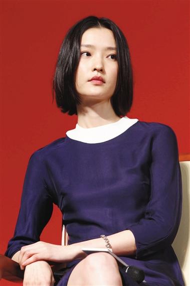 初恋和原配之争 《港囧》杜鹃上演花瓣美唇诱惑