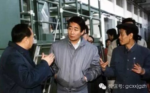 任河南副省长时的刘源(中间)。