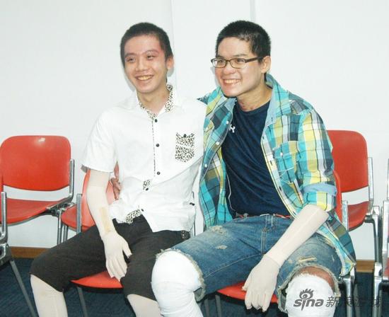 100日后游麒弘靠《英雄联盟》重返荣耀。图右为游麒弘。