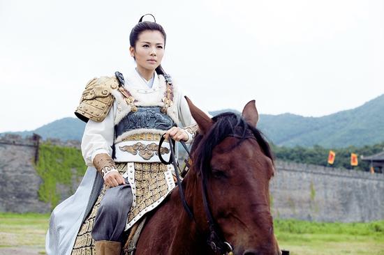 刘涛剧中英气十足