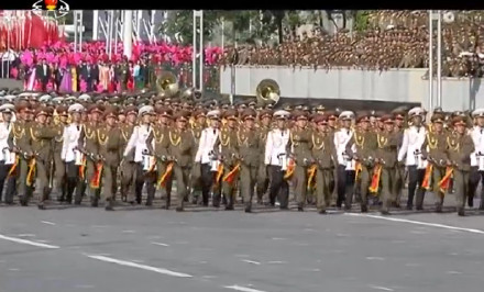 阅兵方阵正在跳跃着走来.....