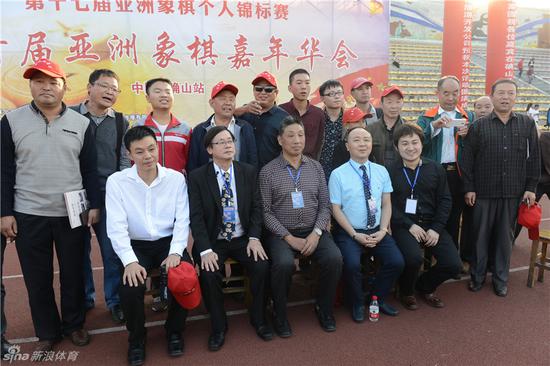 象棋大师与棋迷合影