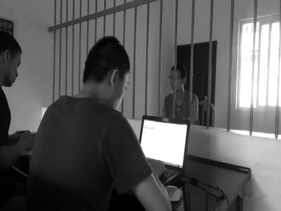 警方审讯涉枪团伙