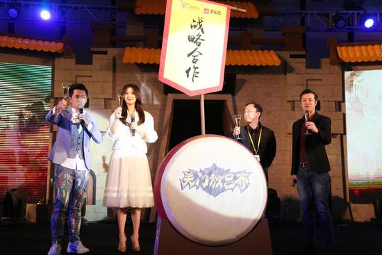 （从左至右：主持人陈汉典，游戏明星代言人蒋欣，A8新媒体集团首席投资官、指游方寸董事长苏蔚，金山云合伙人田开颜）