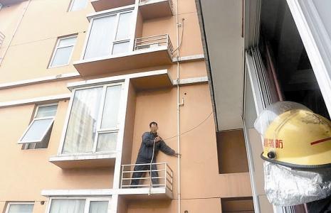 男子忘带钥匙欲翻窗 被困13楼无奈之下求助消防