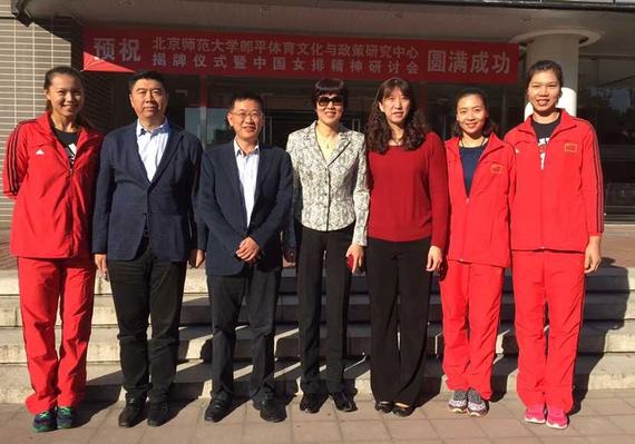 郎平带领3位队员来到北师大