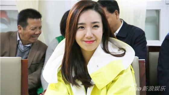 苦乐村官开机马丁化身最俏农村寡妇