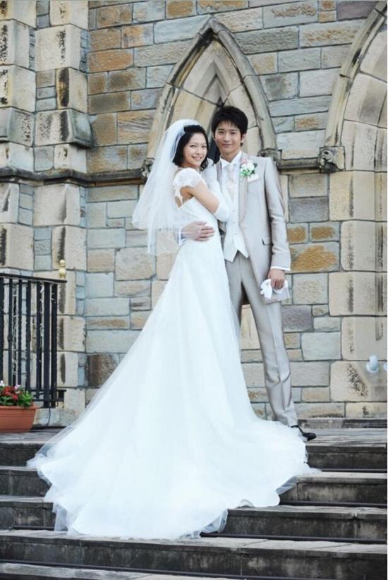 《伪装夫妇》里天海祐希为泽村一树披上了婚纱《结婚仪式的前一天》香