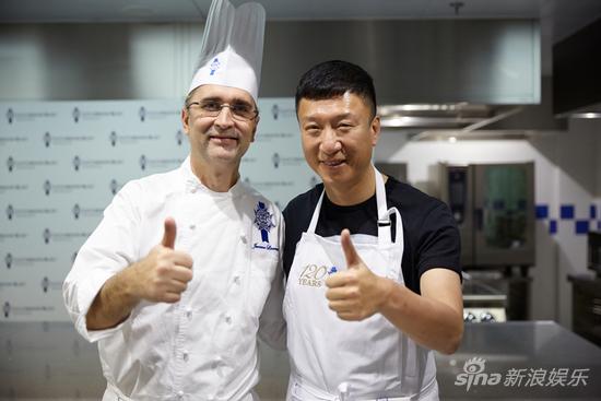 孙红雷与米其林大厨合影