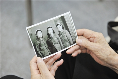  原爆当天，竹岗智佐子约了两个好朋友出去玩。此为三人合影，另两人至今生死不知。陈秋旭 摄