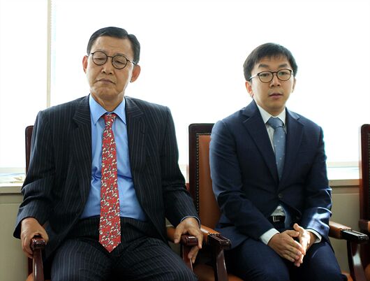 睦镇硕(右)与父亲睦怡均
