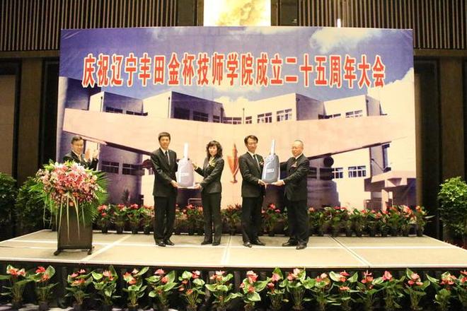 丰田汽车公司向校方捐赠丰田油电混合双擎动力汽车