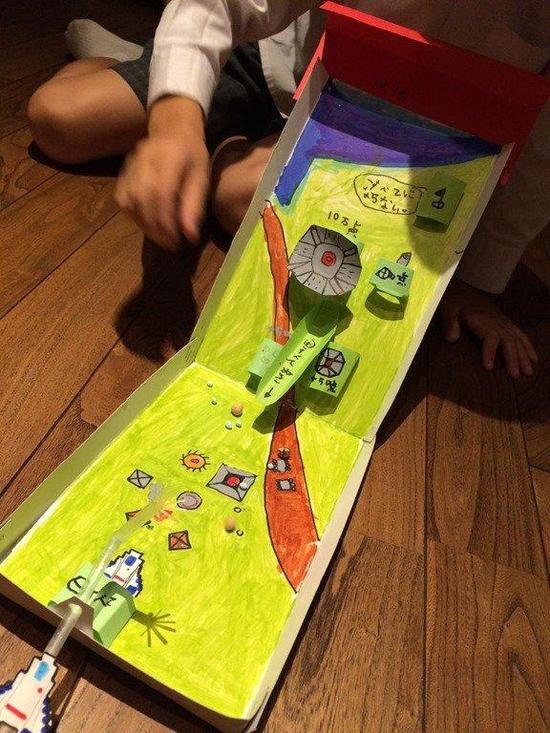 日本小学生打造弹珠球版《铁板阵》