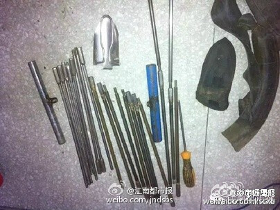 盗墓贼挖坟取头盖骨给女儿熬药治病图