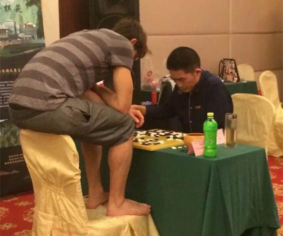 外国棋迷这样下棋合适吗？