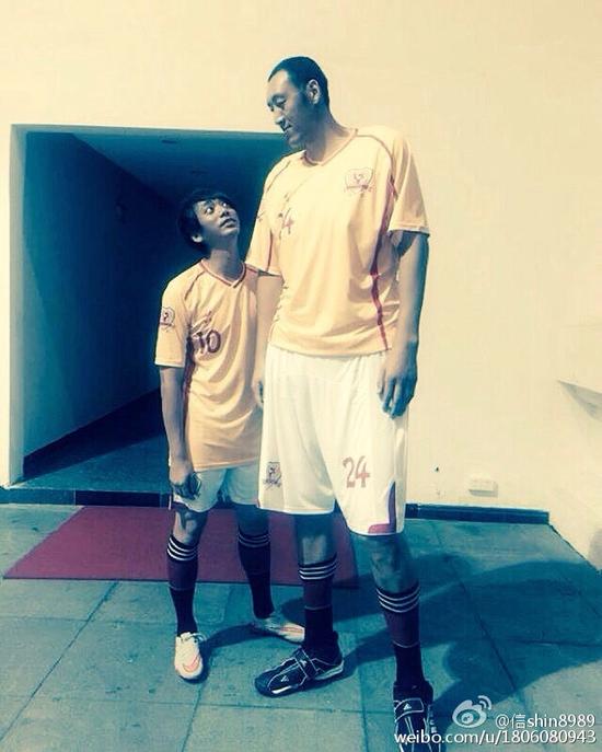 并调侃自己小鸟依人,称:"我这191的身高来告诉你什麽叫做小鸟依人!