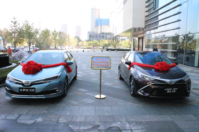 捐赠给校方的丰田油电混合双擎动力汽车——卡罗拉双擎及雷凌双擎