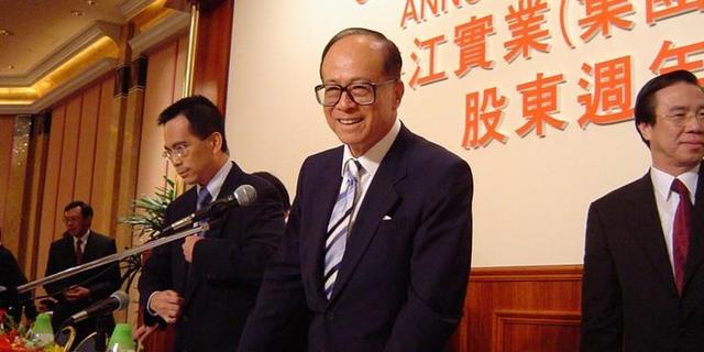 李嘉诚坐宝马7系防弹车进内地