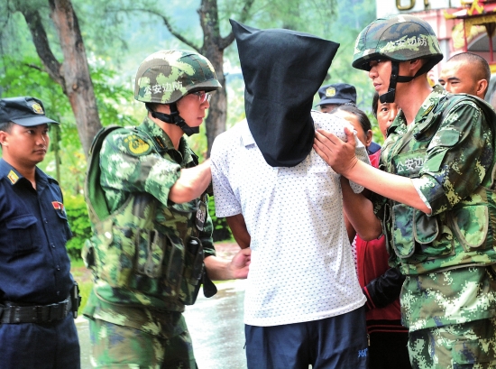 从缅警移交到中国警方的犯罪嫌疑人