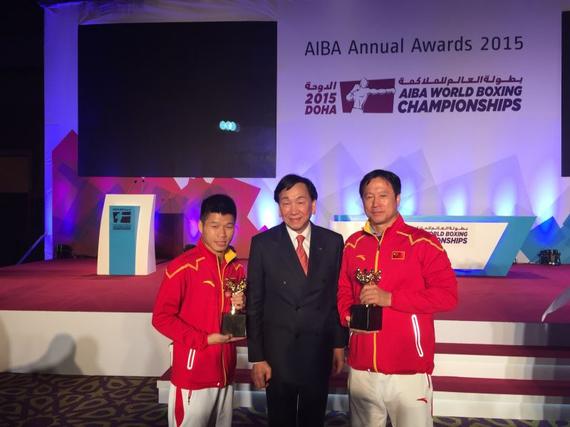 董廷江(右)、吕斌和国际拳联主席吴经国合影