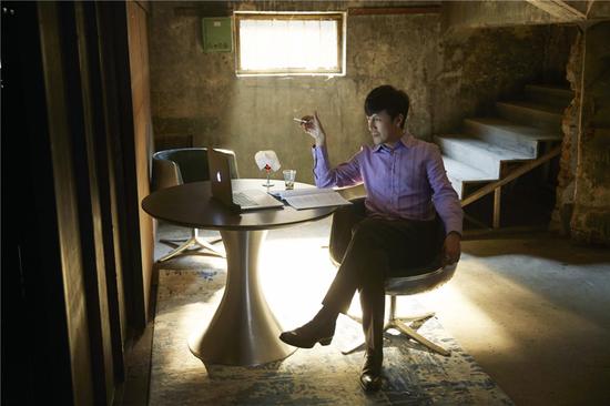 张鲁一饰演的鲜花食人魔谢晗