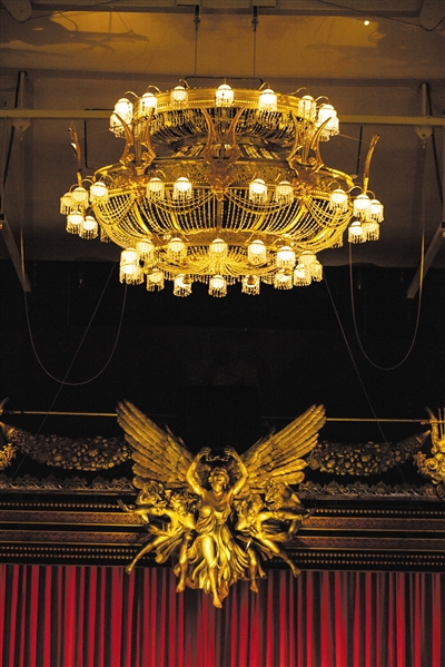 《剧院魅影》剧中吊灯坠落这一场景是大家最为期待