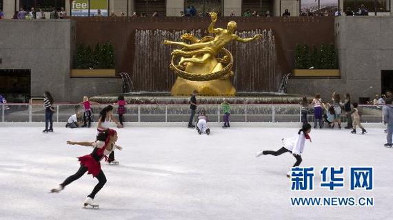 游客在美国纽约洛克菲勒中心溜冰场溜冰。(资料图)