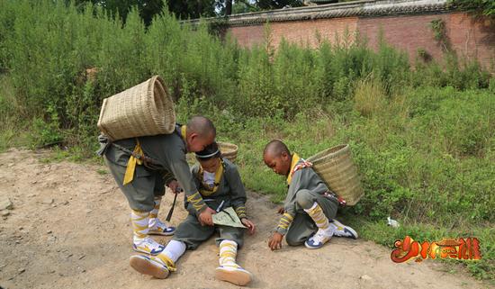 《少林英雄》拍摄遭蛇袭击 萌娃有哭有笑|少林英雄|少林寺|孩子_新浪