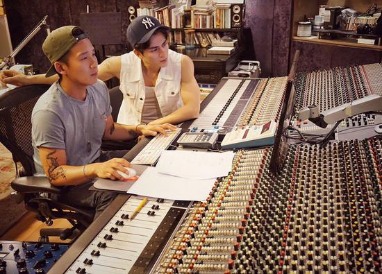 孙祖君在录音室