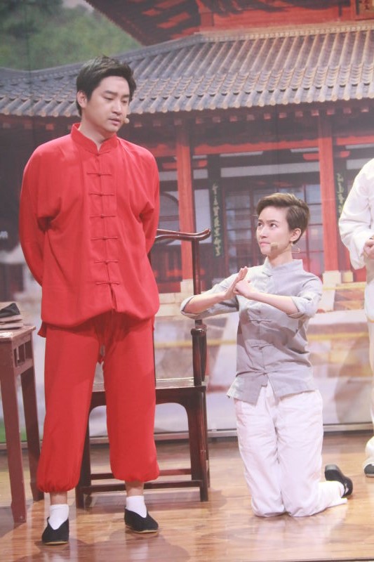 焦俊艳给师傅下跪