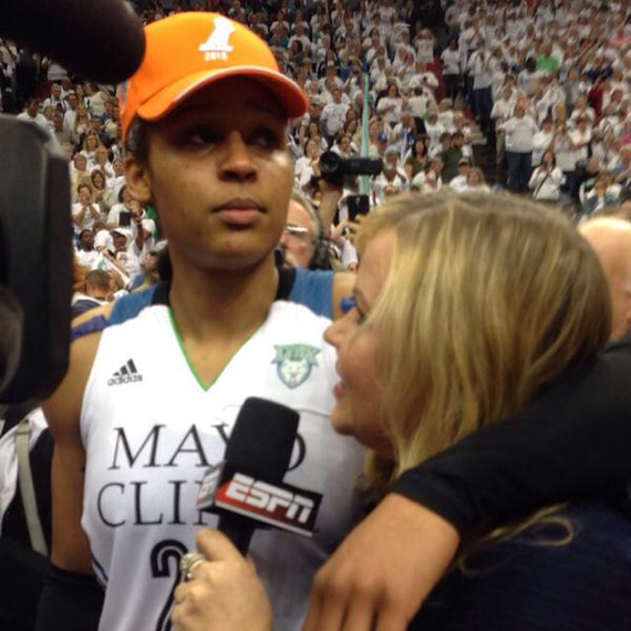 夺冠后女神难掩热泪