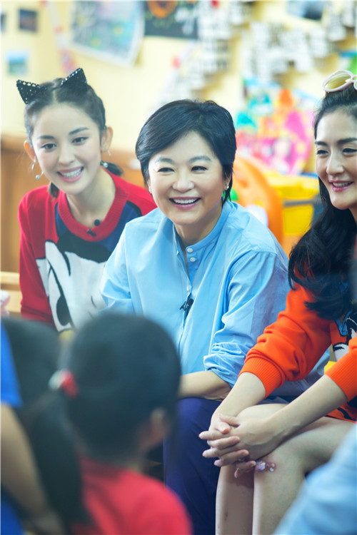 林青霞录偶像酷玩轮滑挑战柔韧极限