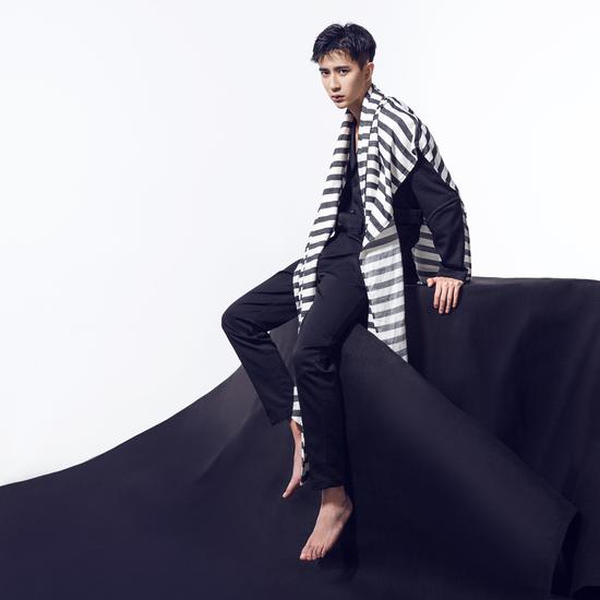 于朦胧首支单曲《凝视》首发 致敬回忆