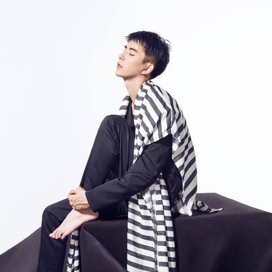 于朦胧首支单曲《凝视》首发 致敬回忆