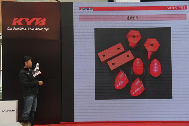 JAOS广报部内田部长对新品进行分解