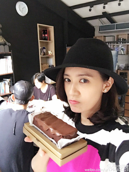 明星全接触 > 正文  新浪娱乐讯 昨日,贾静雯[微博]在微博晒出一张手