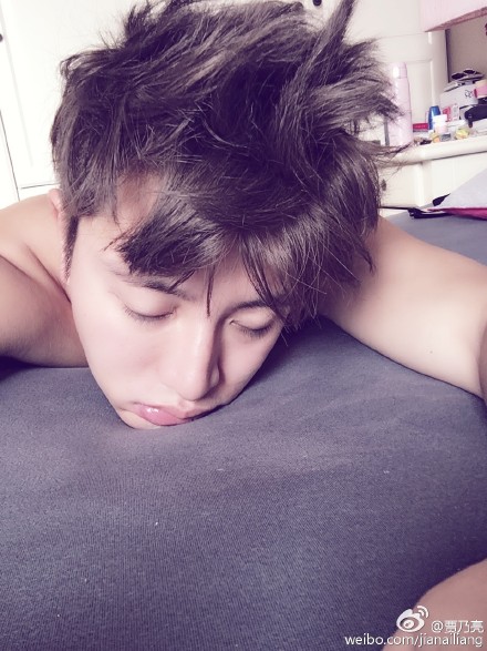 贾乃亮赖床晒半裸自拍 头发蓬松凌乱(图)