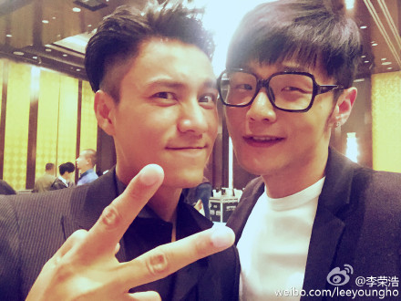 李荣浩晒与陈坤合影陈坤卖萌比v颜值高