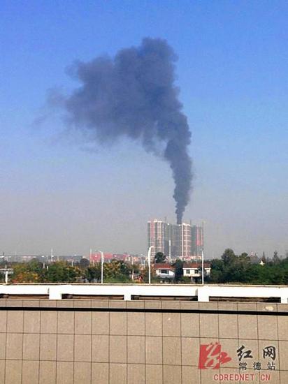 常德一在建工地突发火灾工人自救灭火