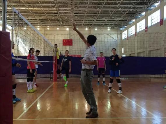 图为陈忠和到现场观看训练，给大梅加油。