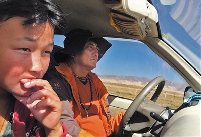 2015年10月2日，南加带着11岁的儿子桑杰外出巡护普氏原羚，桑杰2岁就开始参与普氏原羚巡护，对普氏原羚的习性及巡护方法，都非常有经验。