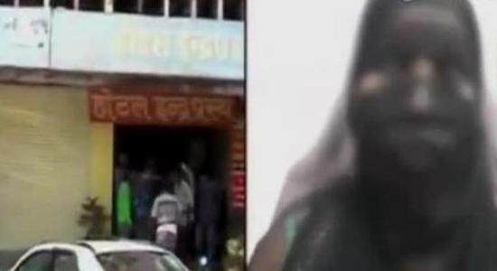 今年9月，印度一名17岁少女被邻居夫妇诱骗遭27人轮奸，图为受害者与事发宾馆