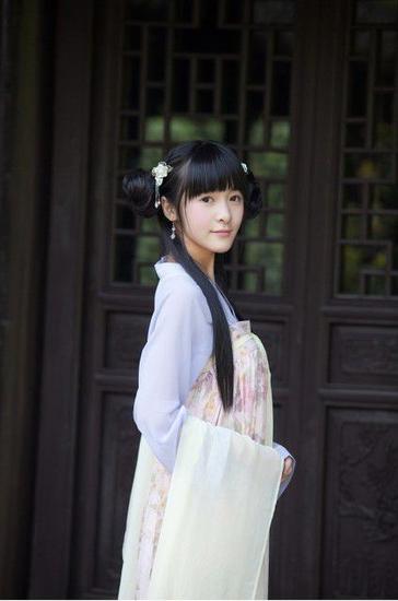 《长江七号》里反串出道,之后一边进行学业一边工作的徐娇是个不折不