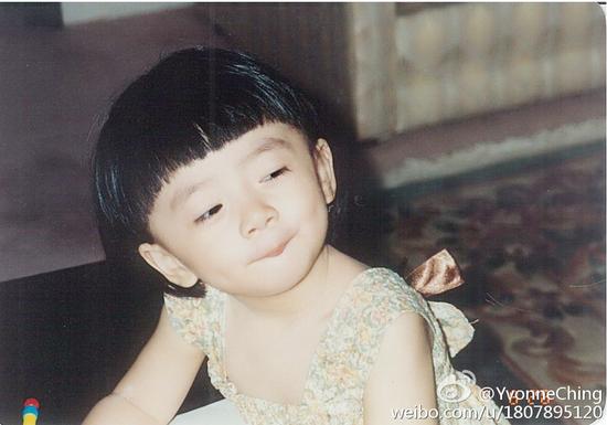 郑恺女友儿时呆萌